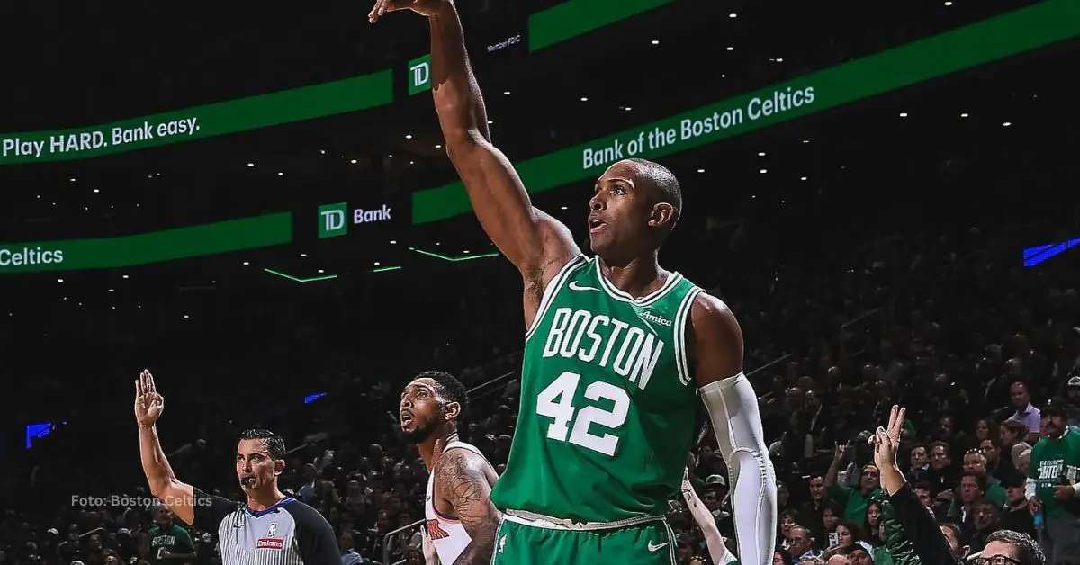 Al Horford lanzando el balón con Boston Celtics