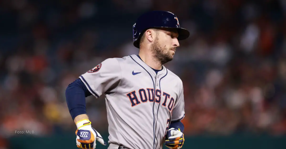 Alex Bregman corriendo las bases con el uniforme de Houston Astros en Grandes Ligas