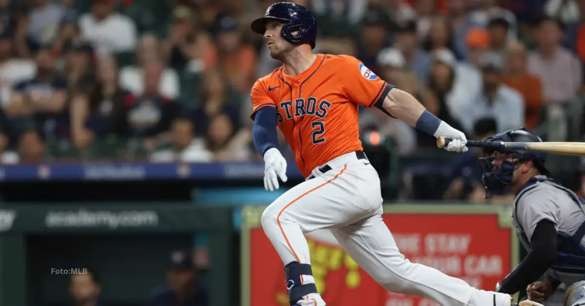 Alex Bregman bateando con Houston Astros