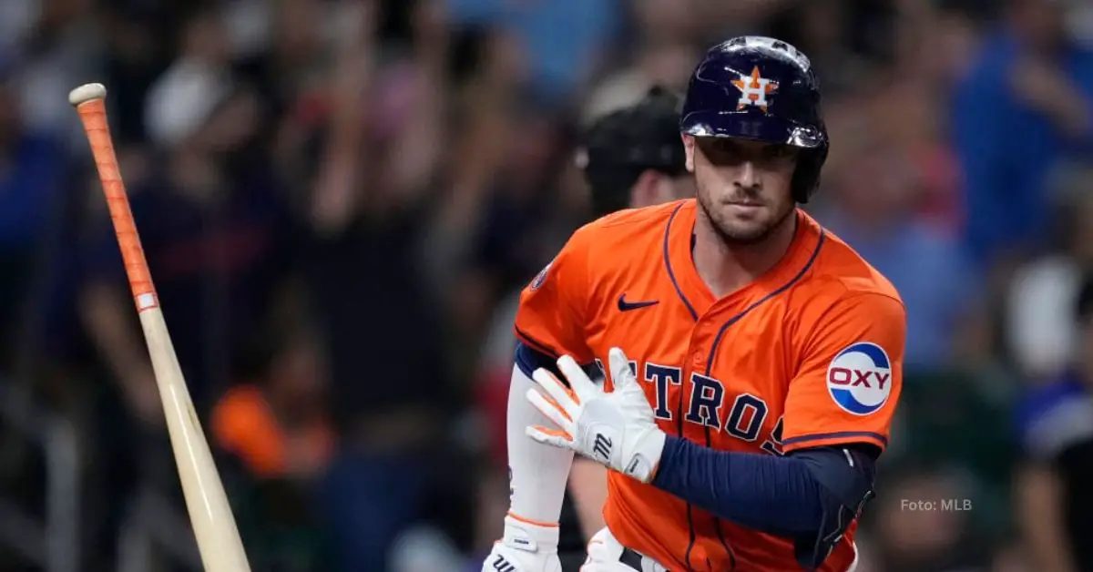 Alex Bregman soltando el bate tras jonrón con Houston Astros