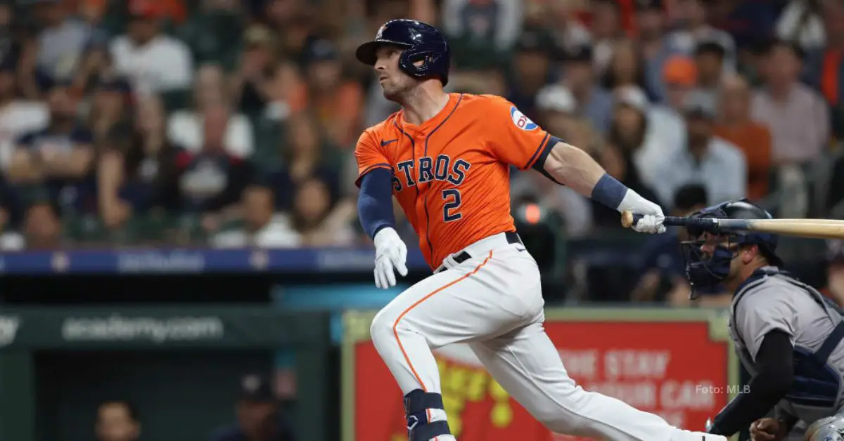 Alex Bregman bateando con Houston Astros