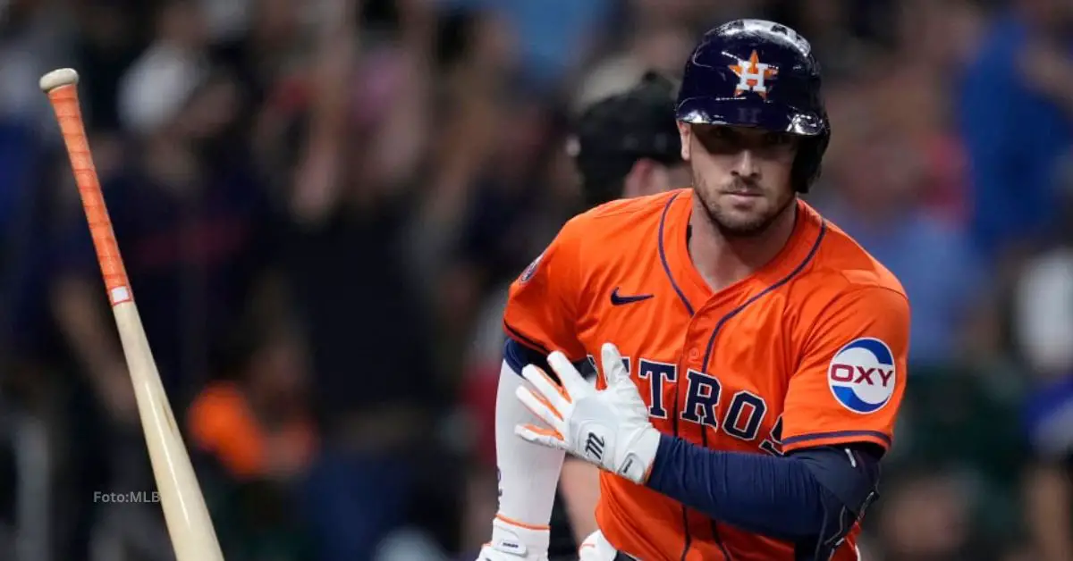 Alex Bregman soltando el bate tras jonrón con Houston Astros