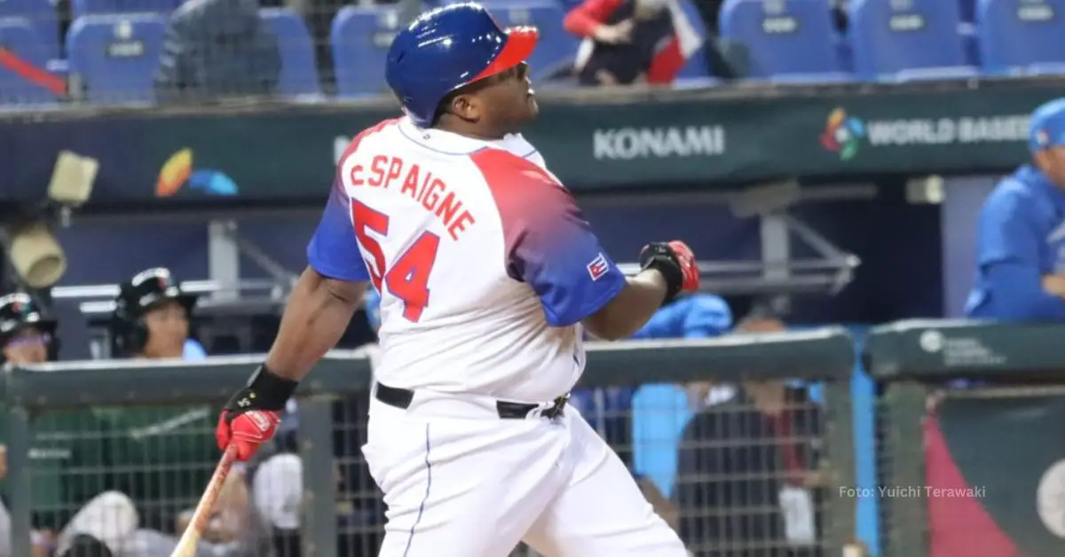 Alfredo Despaigne bateando con el equipo Cuba