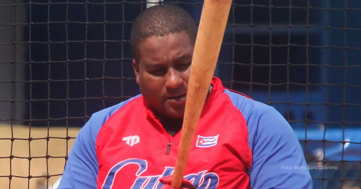 Alfredo Despaigne en la jaula de bateo en práctica de Equipo Cuba