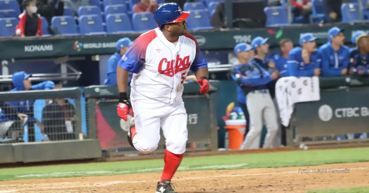 Alfredo Despaigne con uniforme del equipo Cuba