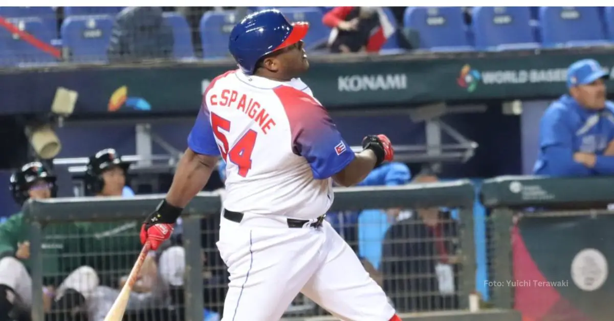 Alfredo Despaigne bateando con el equipo Cuba