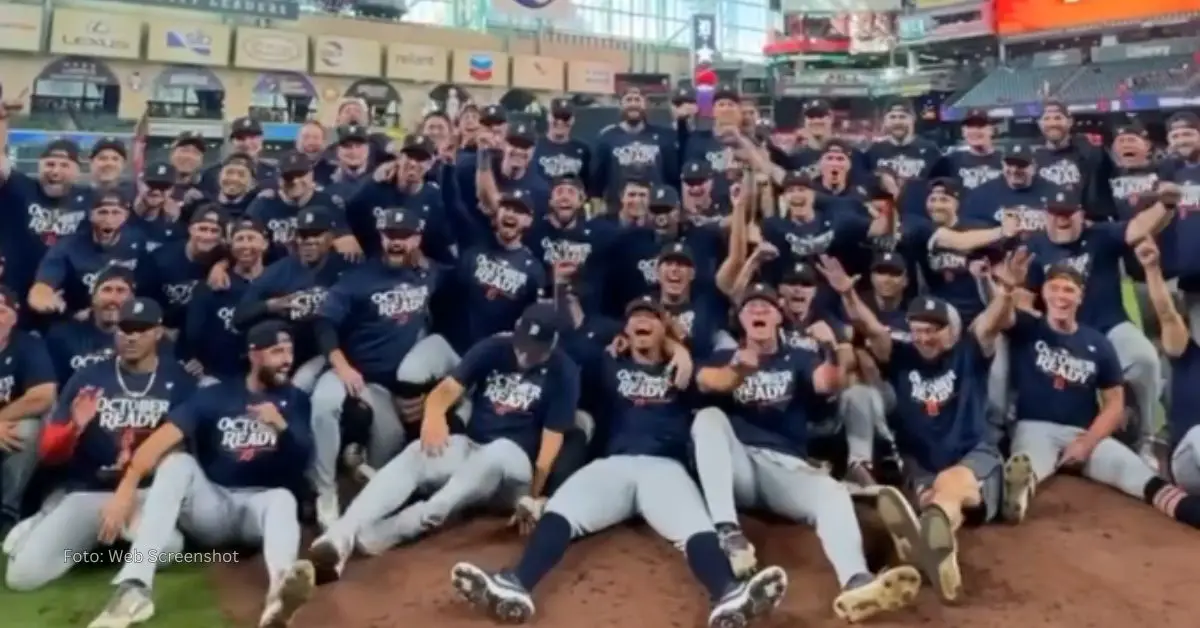 Detroit Tigers celebrando la clasificación tras el batazo de Andy Ibañez