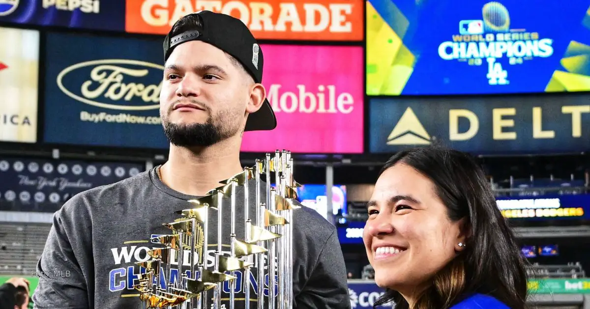 Andy Pages con el trofeo de Serie Mundial