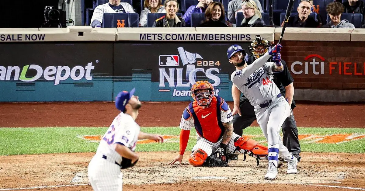 Andy Pages conectando jonrón ante New York Yankees