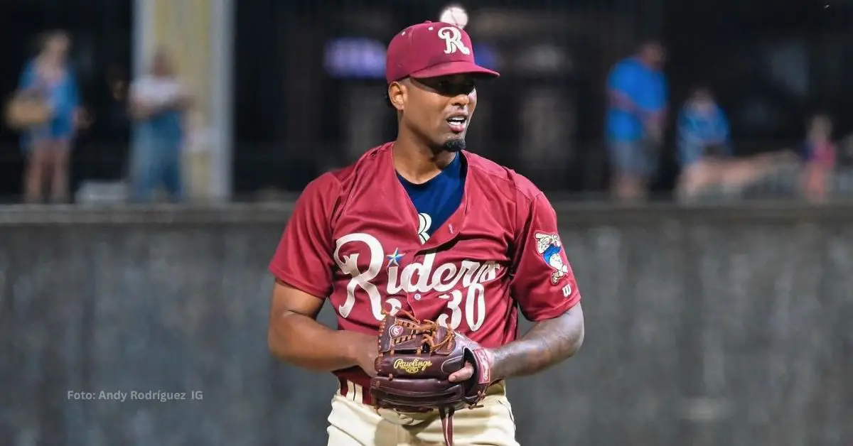 Andy Rodríguez preparándose para lanzar con la sucursal Doble-A de Texas Rangers