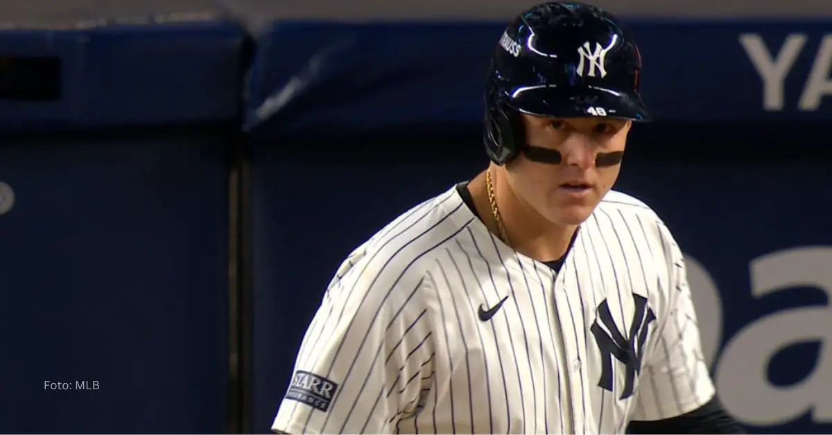 Anthony Rizzo con el uniforme de New York Yankees