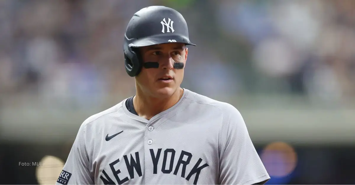 Anthony Rizzo con el uniforme de New York Yankees