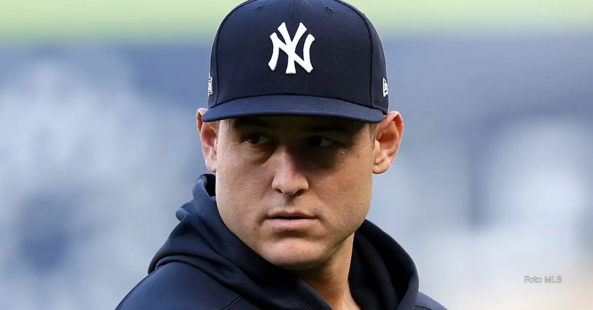 Anthony Rizzo con la gorra de New York Yankees