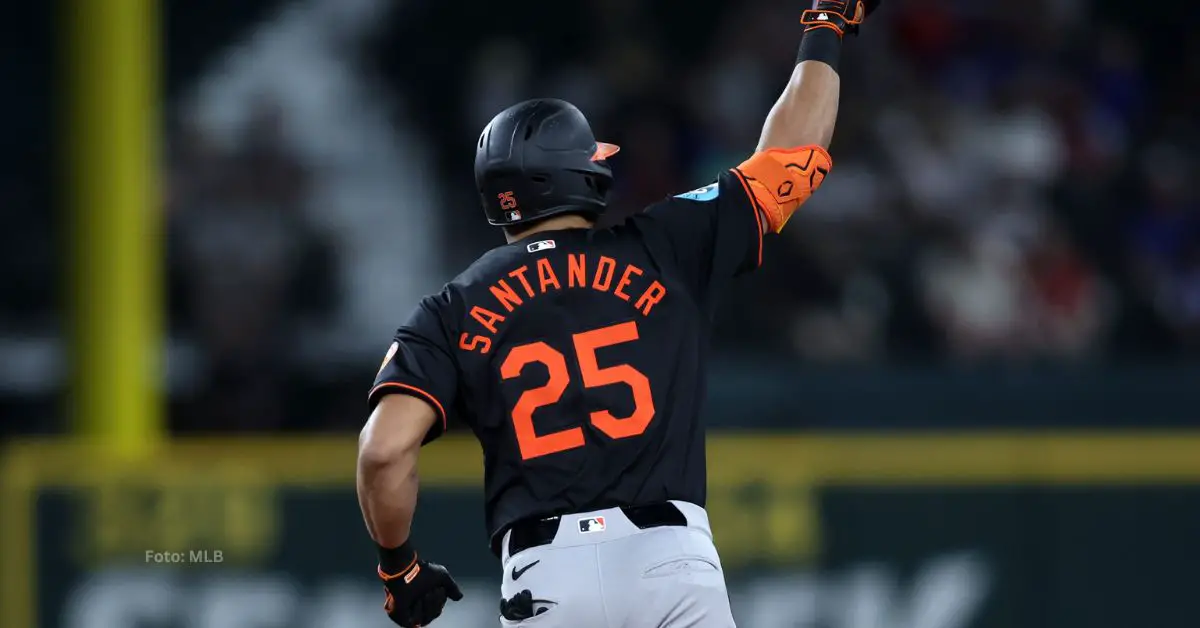 Anthony Santander en acción con Baltimore