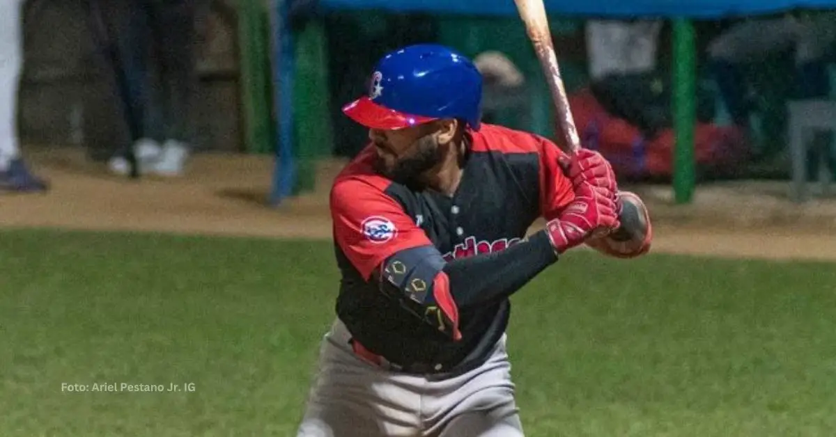 Ariel Pestano Jr. tomando un turno con el equipo de Santiago de Cuba