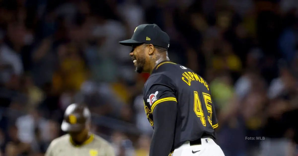 Aroldis Chapman sonriendo tras terminar un inning con Pittsburgh Pirates