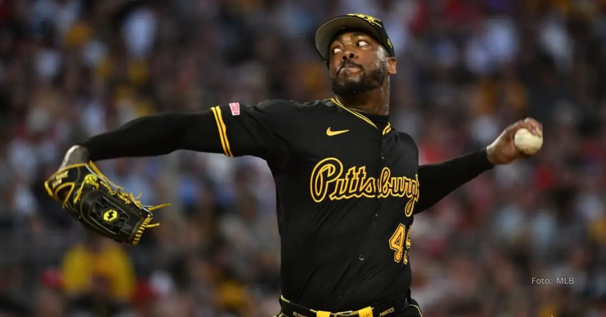 Aroldis Chapman concluyendo los movimientos de lanzar con el uniforme de Pittsburgh Pirates en MLB