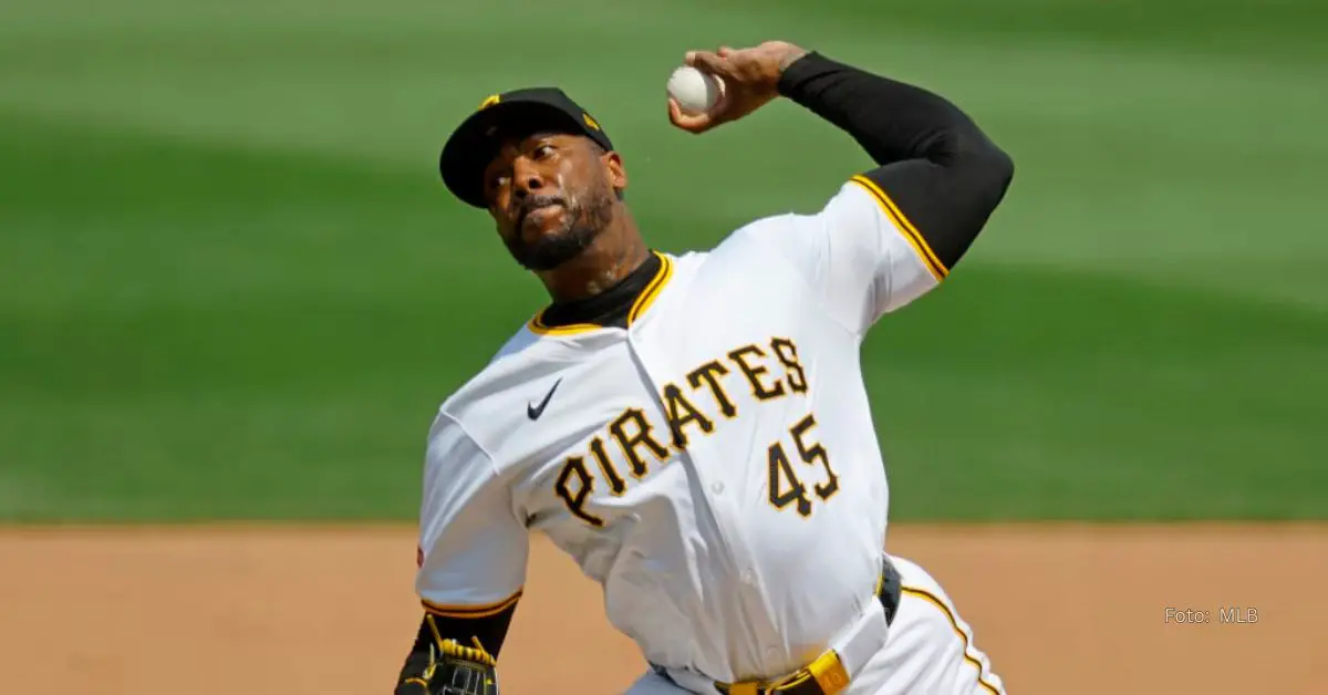 Aroldis Chapman realizando movimientos de lanzar con el uniforme de Pittsburgh Pirates en MLB