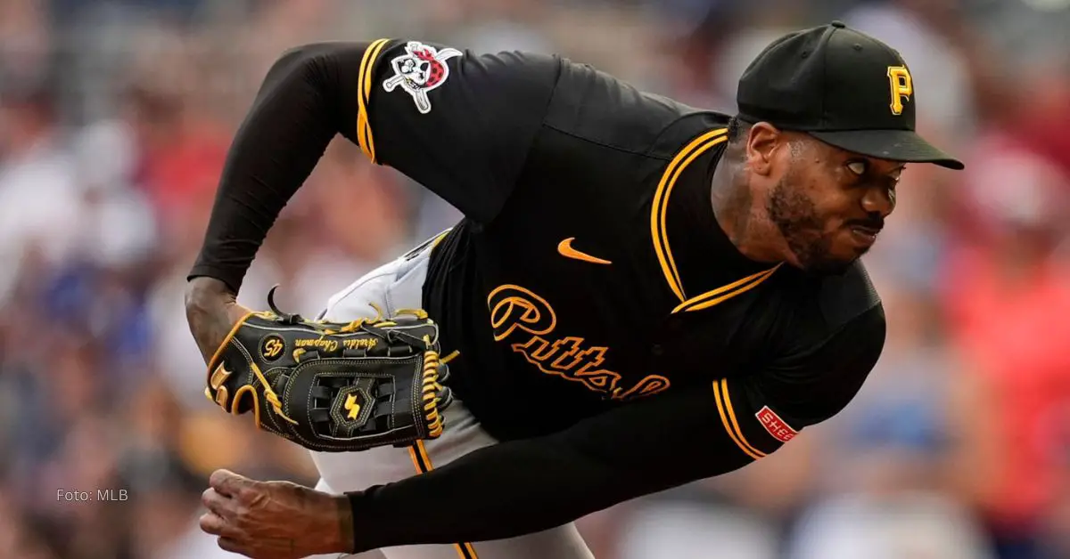 Aroldis Chapman lanzando con Pittsburgh Pirates