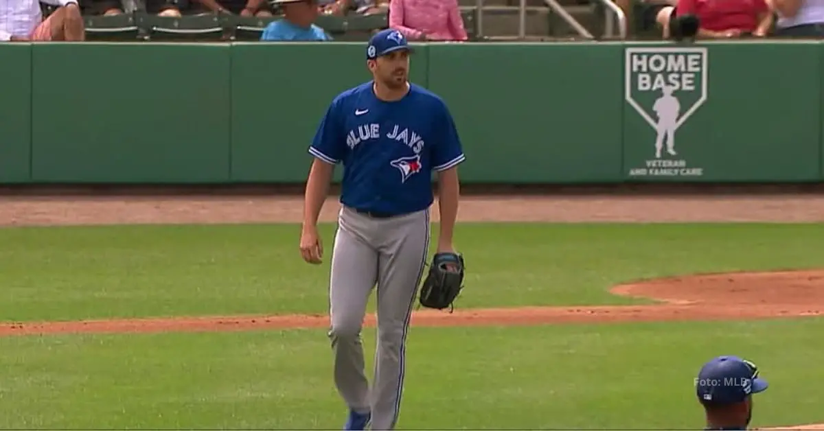 El pitcher Zach Thompson con el uniforme de Toronto Blue Jays, Atlanta Braves