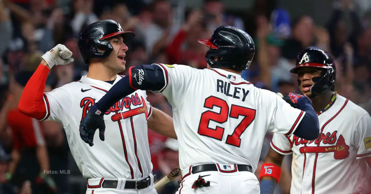 Acuña Jr., Olson y Riley celebrando con Atlanta Braves