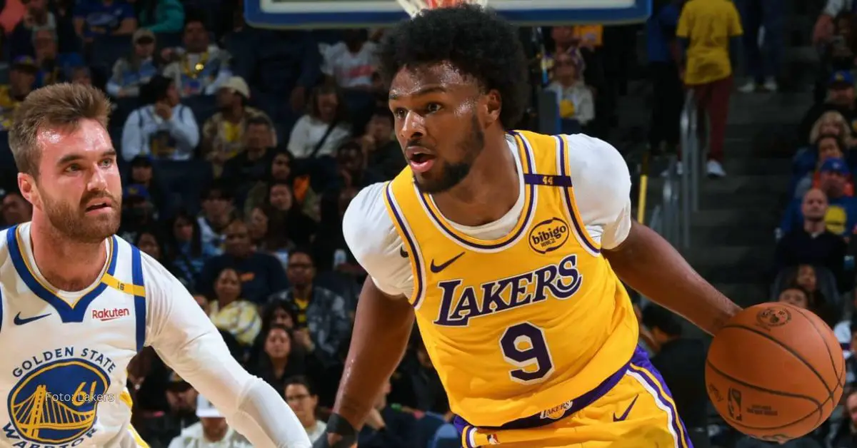 Bronny James con el uniforme de Los Angeles Lakers