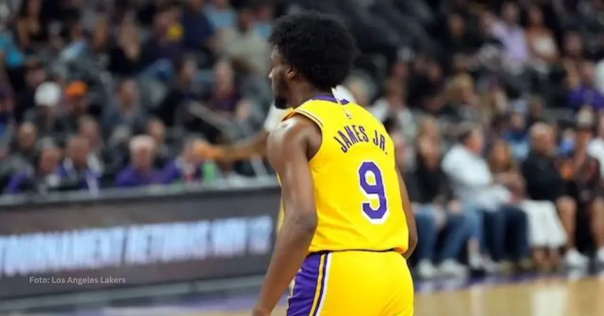 Bronny James con el uniforme de Los Angeles Lakers