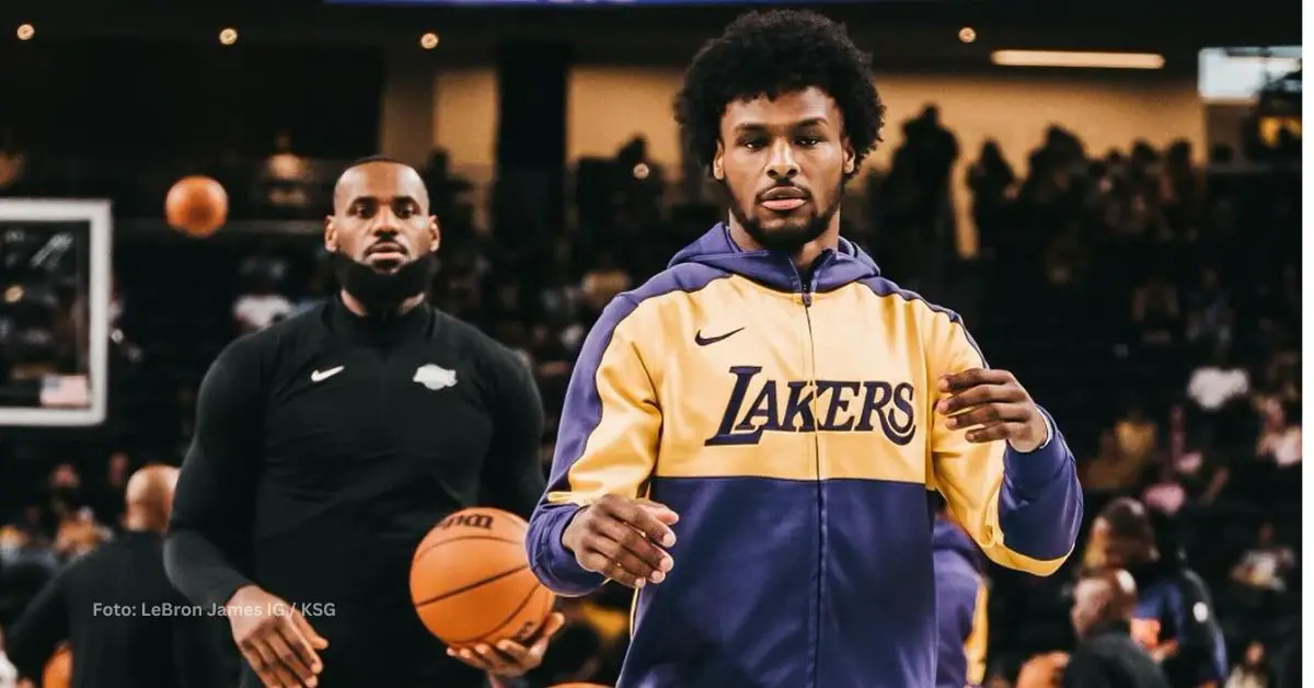 Bronny y LeBron James en el calentamiento antes de un partido con Los Angeles Lakers