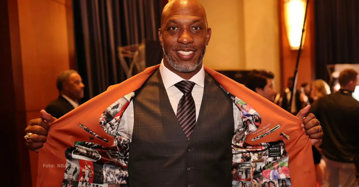 Chauncey Billups posando con el traje de los exaltados al Salón de la Fama del baloncesto