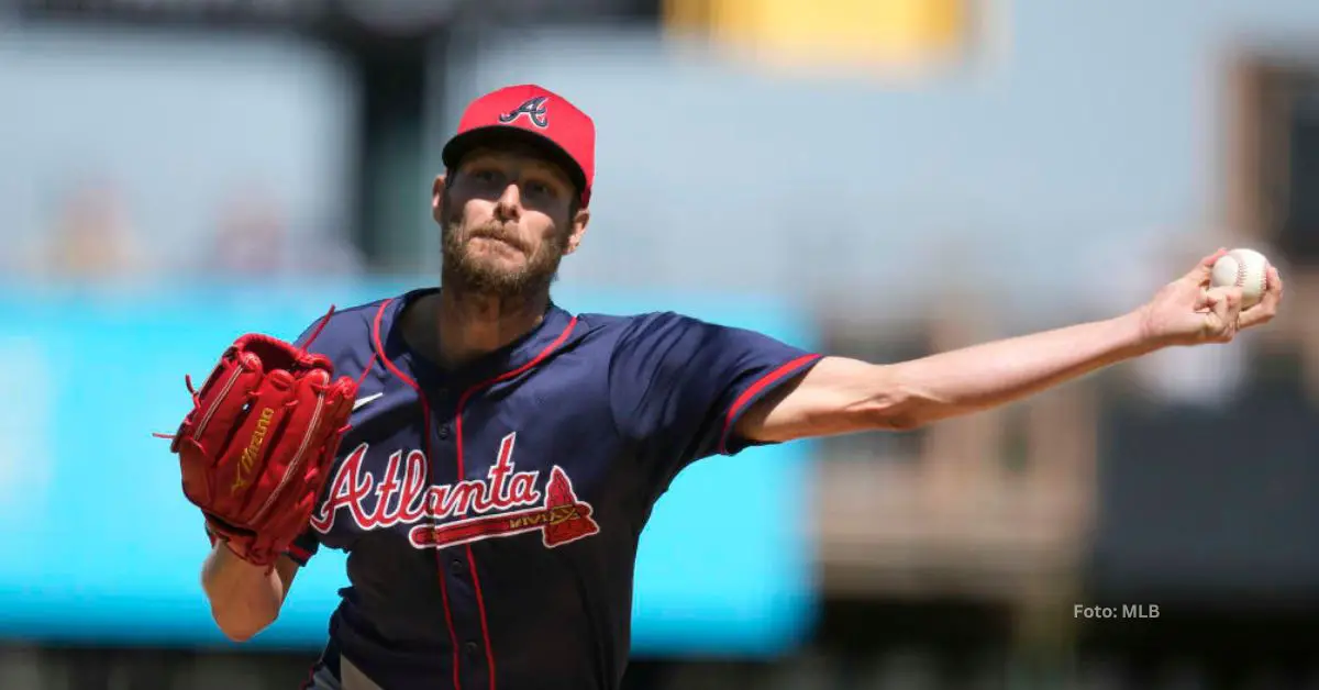 Chris Sale lanzando con Atlanta Braves