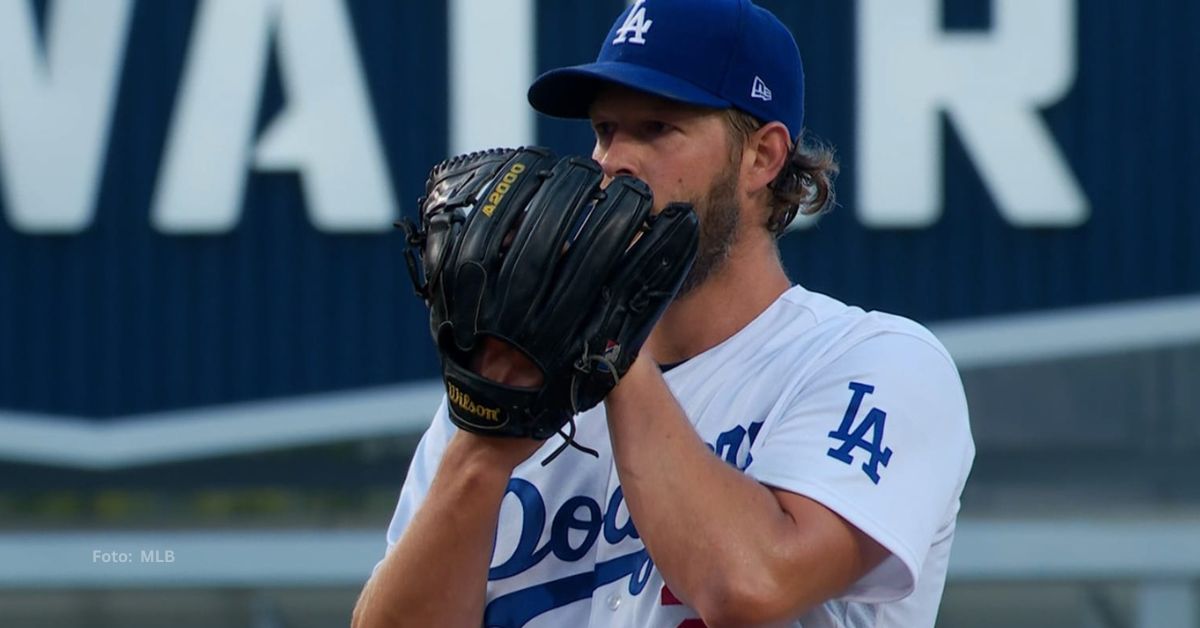 Clayton Kershaw preparándose para lanzar con Los Angeles Dodgers