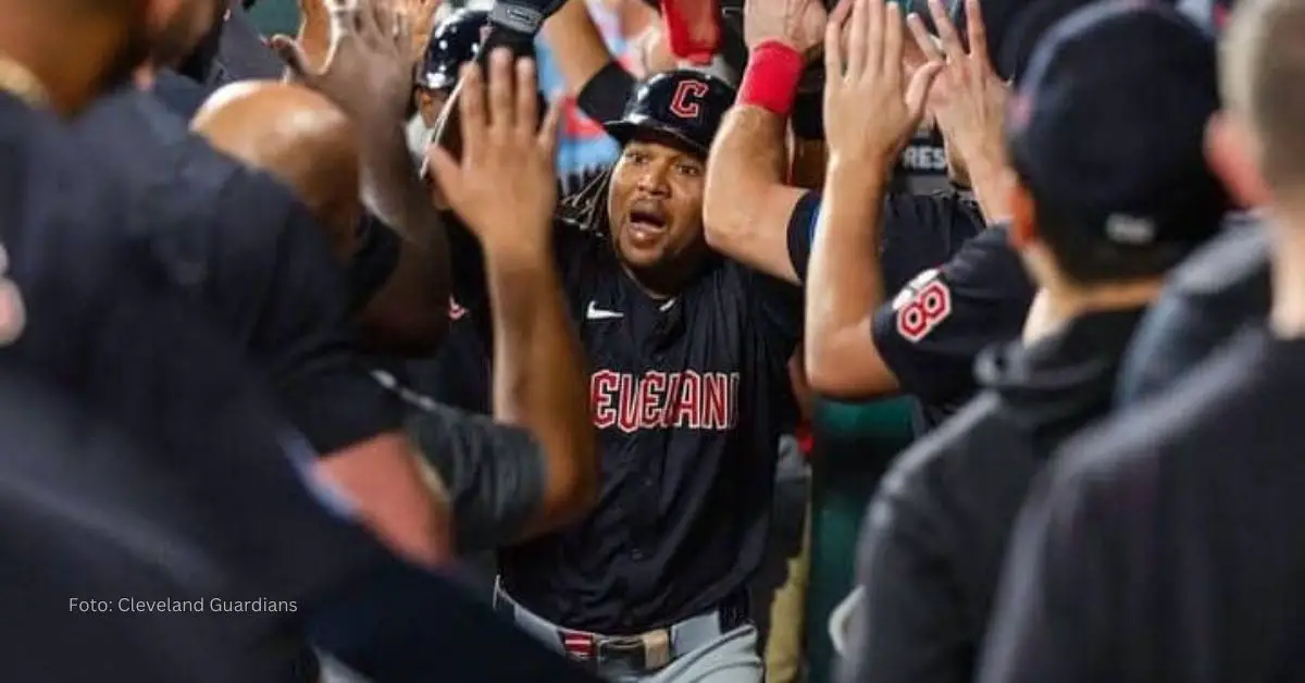 Jose Ramírez saludando a sus compañeros de Cleveland Guardians