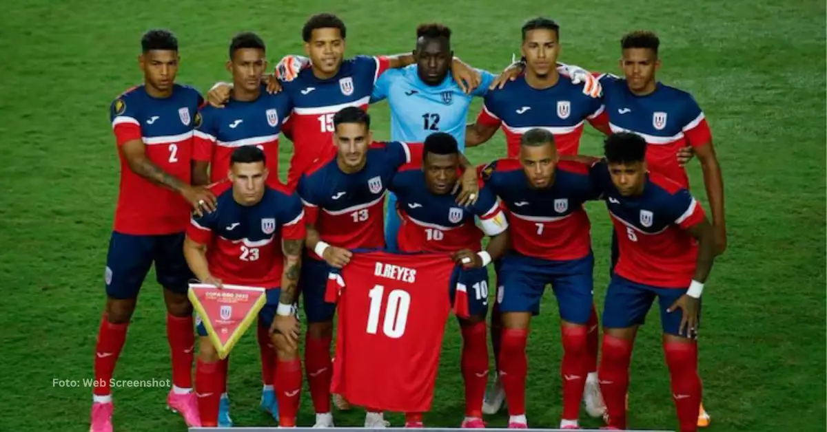 Equipo Cuba posando en juego para una foto en un juego de la Nations League Concacaf