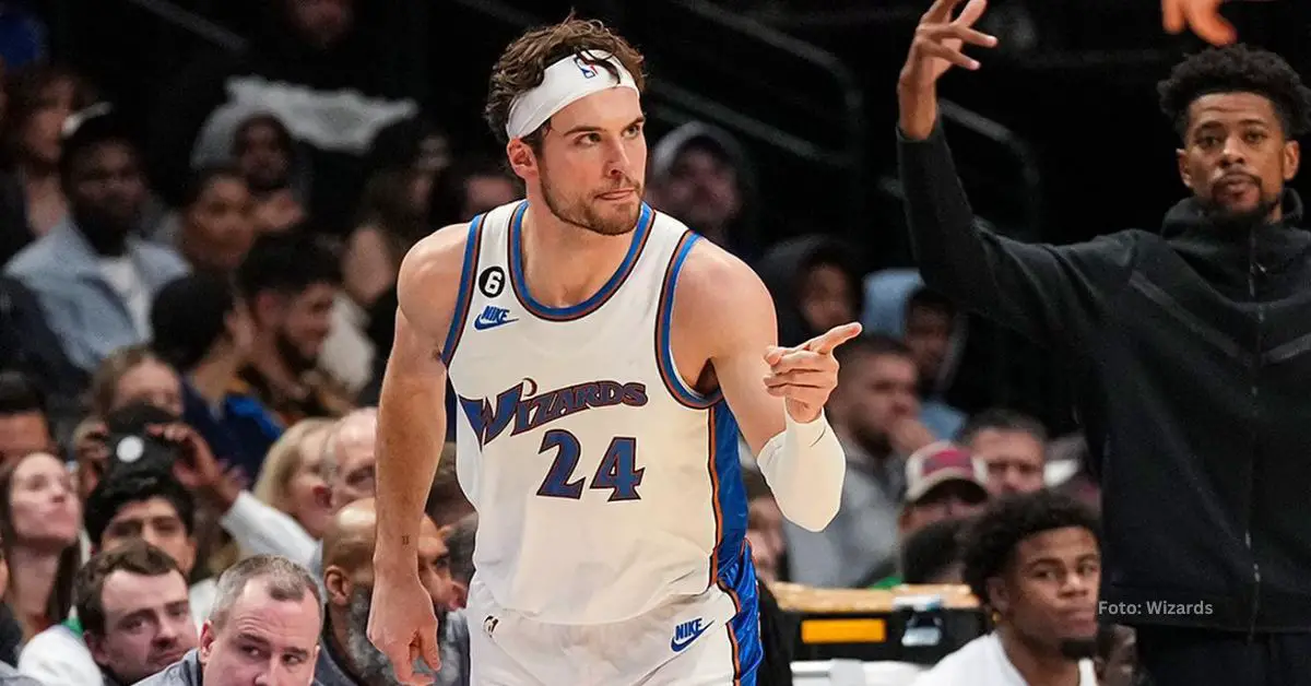 Corey Kispert celebrando un punto con Washington Wizards