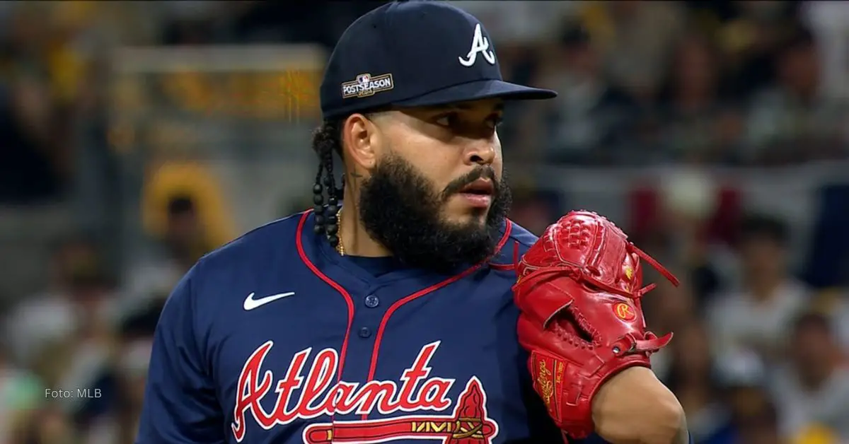 Daysbel Hernández atento a las señas de su receptor en la postemporada con Atlanta Braves