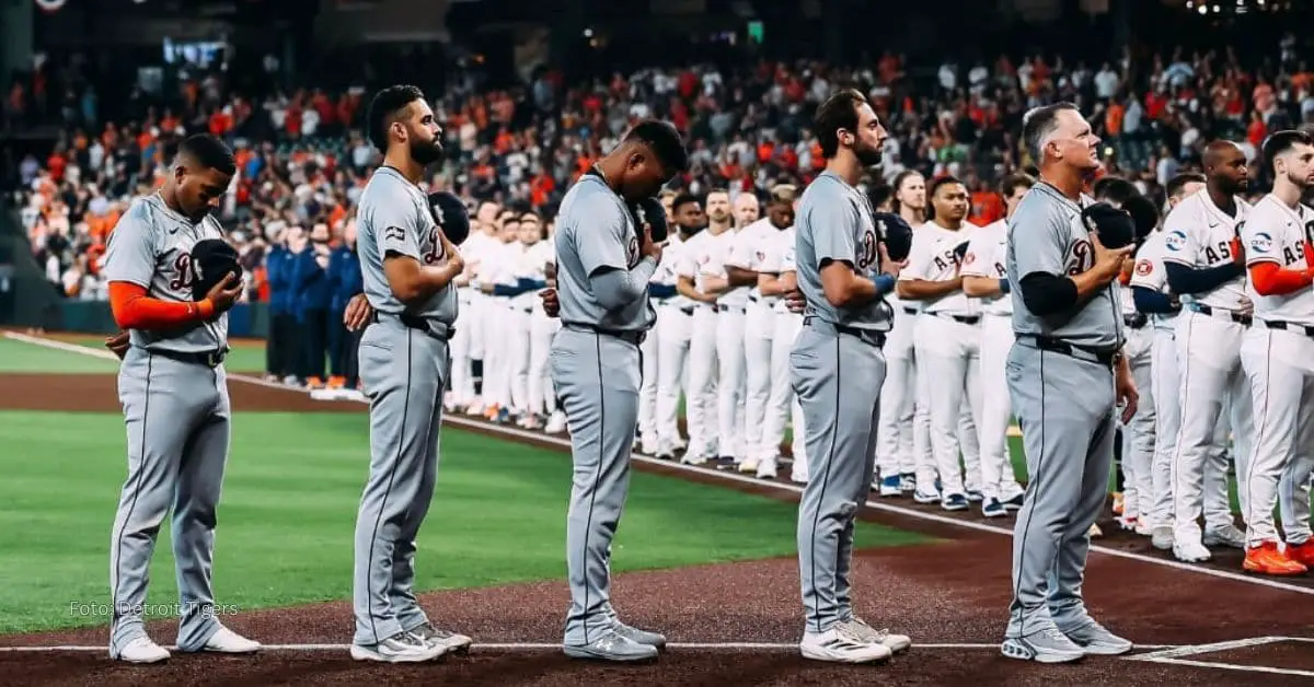 Jugadores de Detroit Tigers escuchando el Himno de Estados Unidos