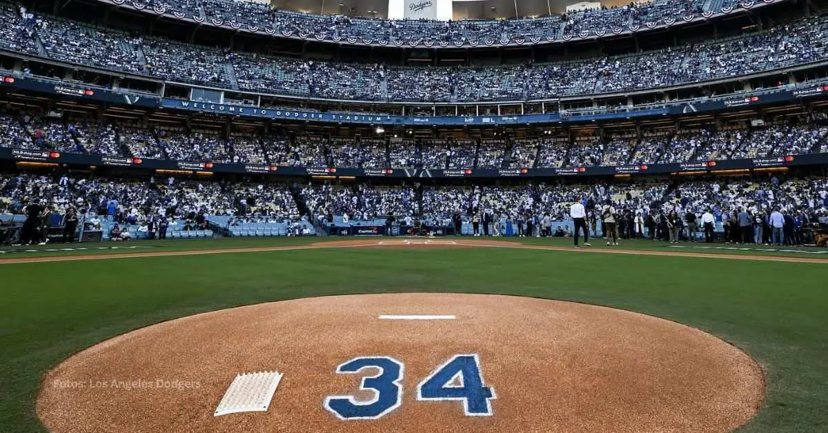 Dodger Stadium en juego de Serie Mundial homenajeando a Fernando Valenzuela