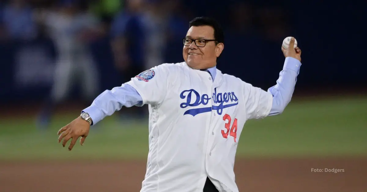 Fernando Valenzuela con Dodgers durante un homenaje