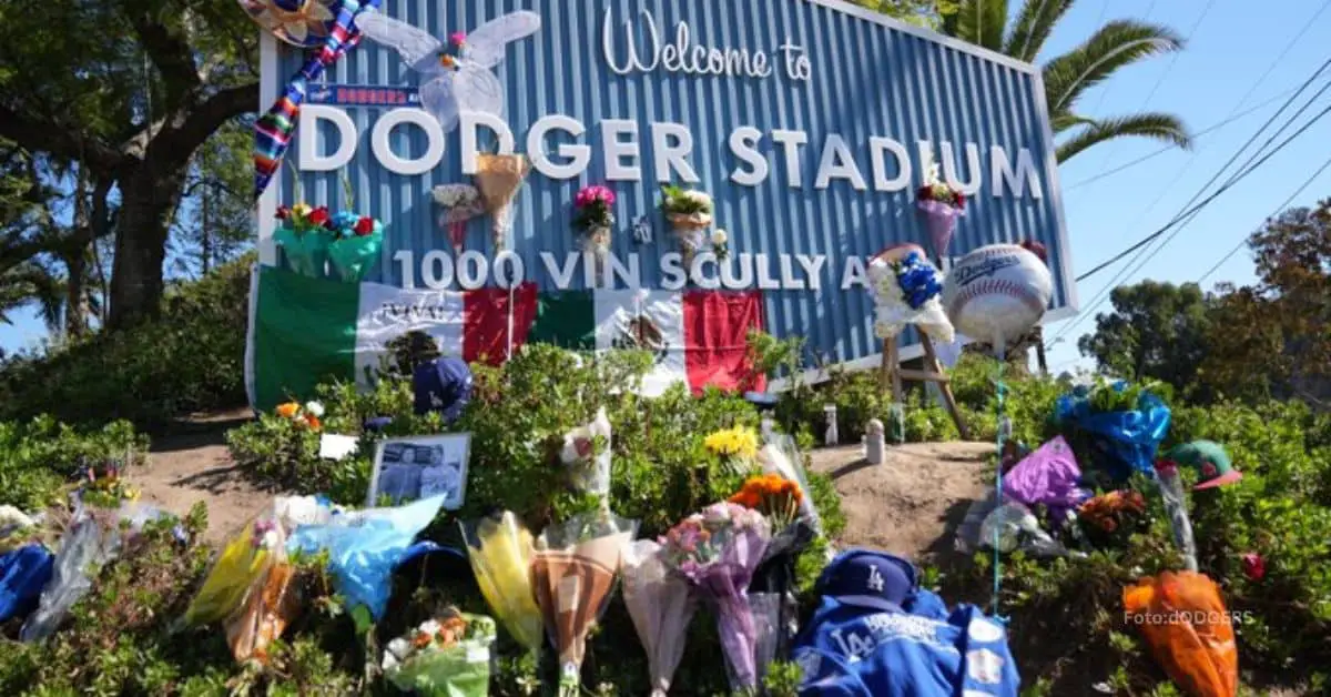 Fans del recordado Fernando Valenzuela llevaron varios objetos para rendirle tributo al Novato del Año y Cy Young de 1981