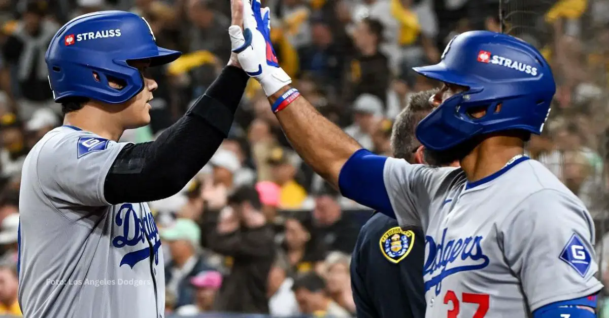 Shohei Ohtani y Teoscar Hernández celebrando una carrera de Los Angeles Dodgers