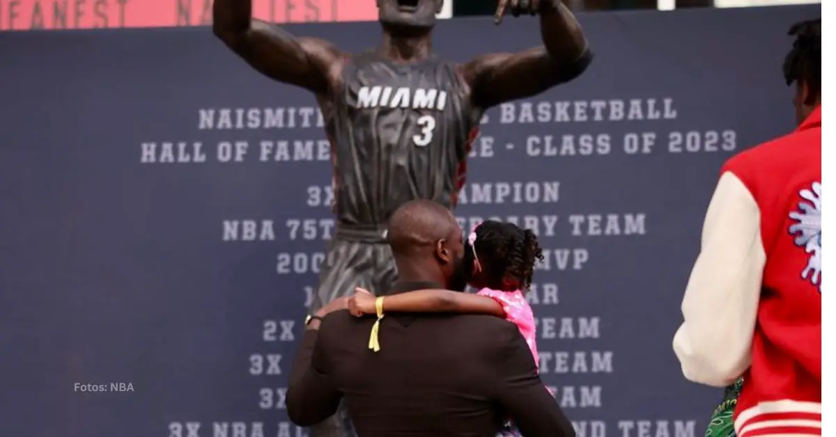 Dwyane Wade con su hija frente a la nueva estatua