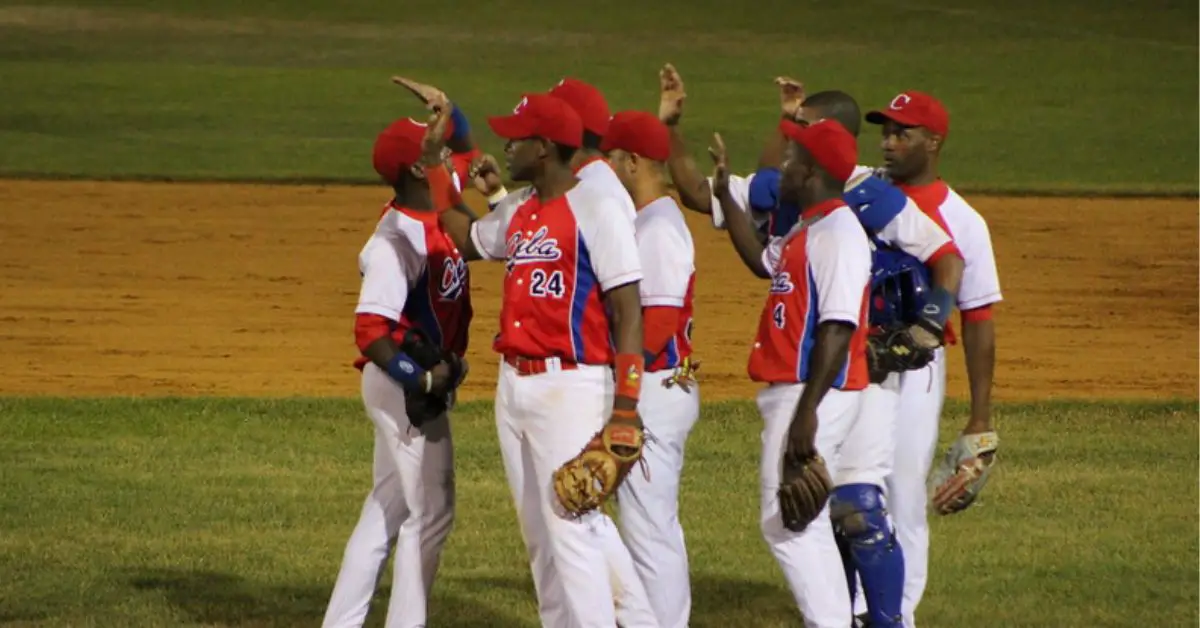 Equipo de Cuba en la lomita celebrando la victoria