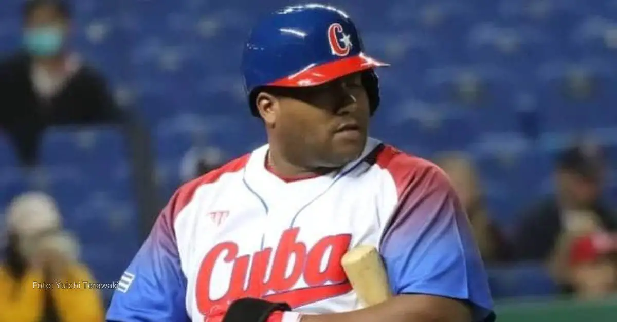 Alfredo Despaigne bateando con el uniforme del equipo Cuba