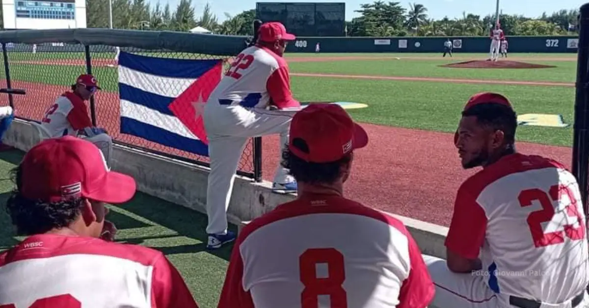 Equipo Cuba en dugout en un juego de la Copa del Caribe