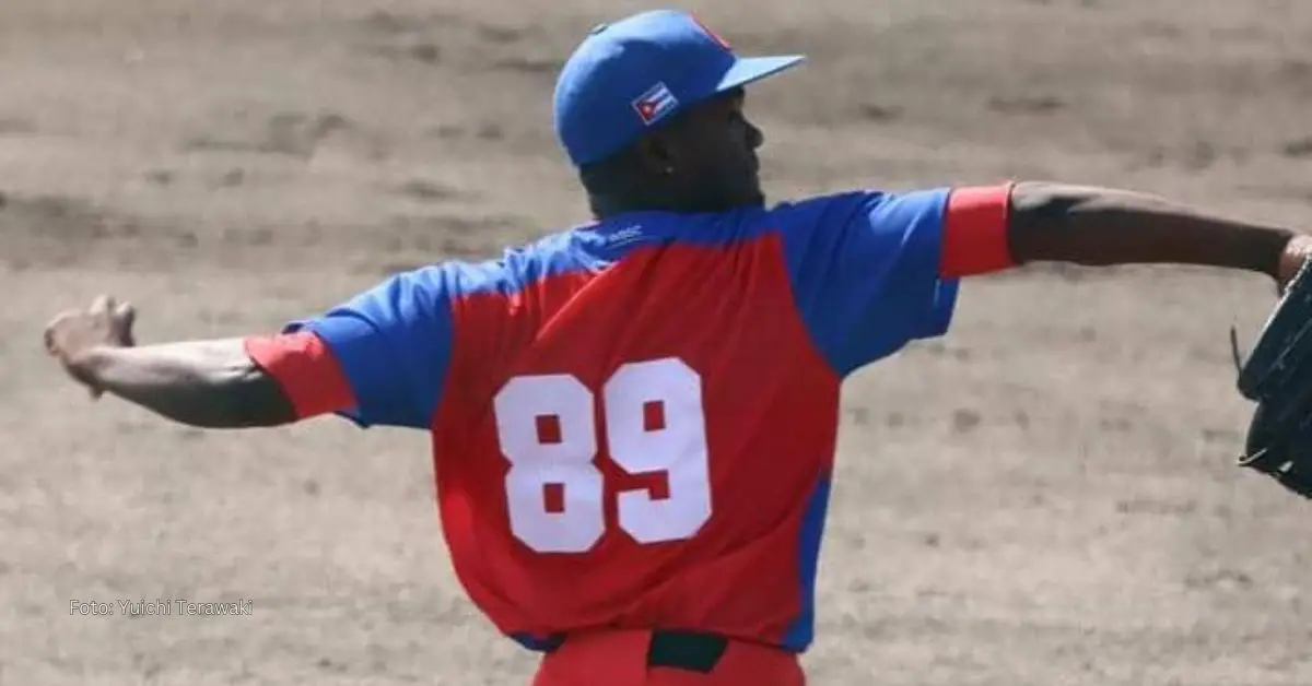 Liván Moinelo lanzando con el equipo Cuba en la preparación para el Clásico Mundial