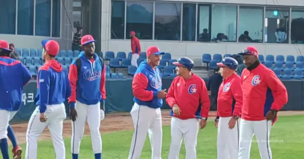 Equipo Cuba tras concluir unos de sus juegos de preparación para el Premier 12