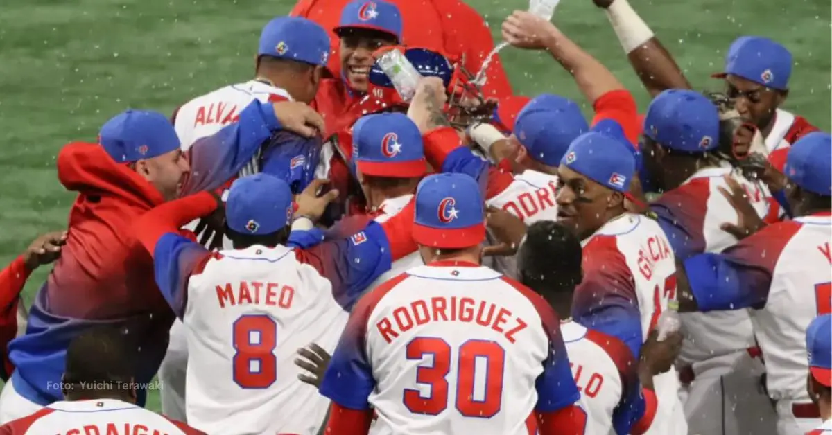 Equipo de Cuba celebrando tras conseguir la victoria