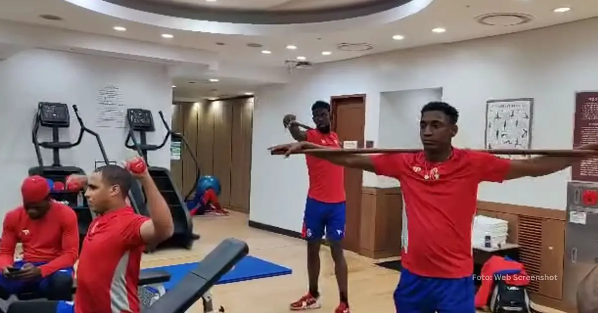 Jugadores del equipo Cuba haciendo ejercicios en el gimnasio