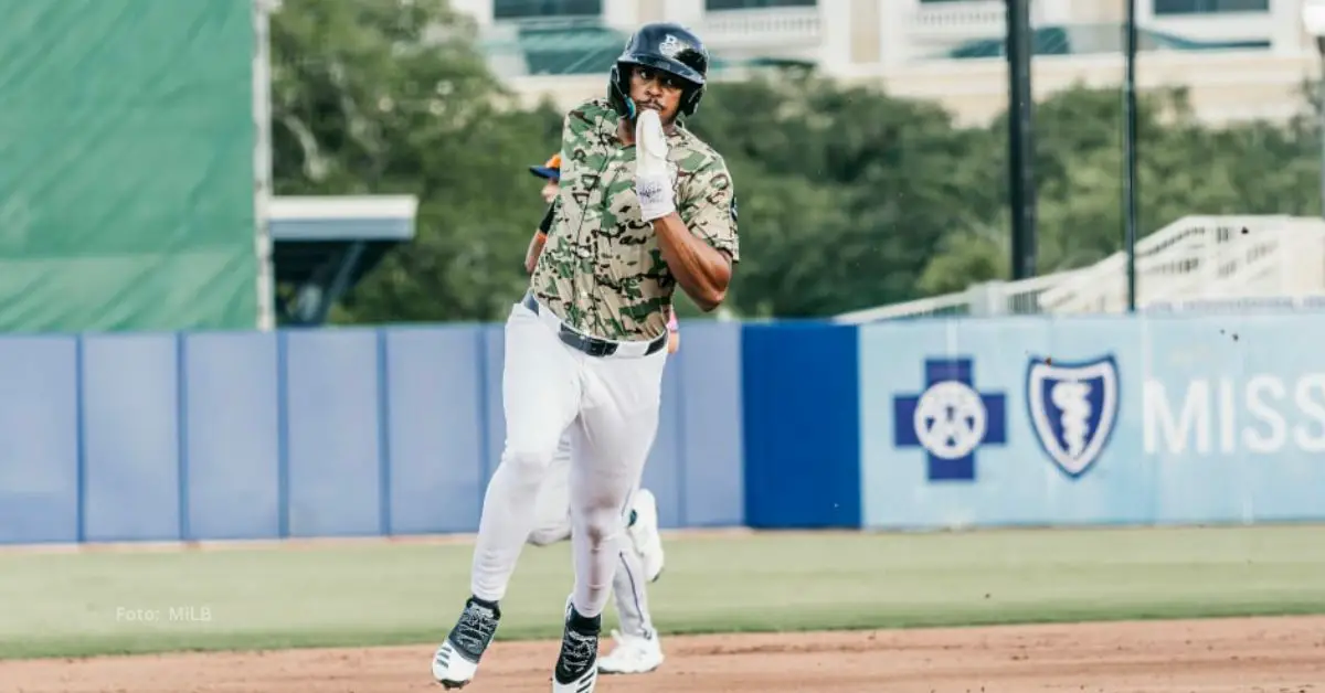 Ernesto Martínez Jr. corriendo las bases con la sucursal Doble-A de Milwaukee Brewers