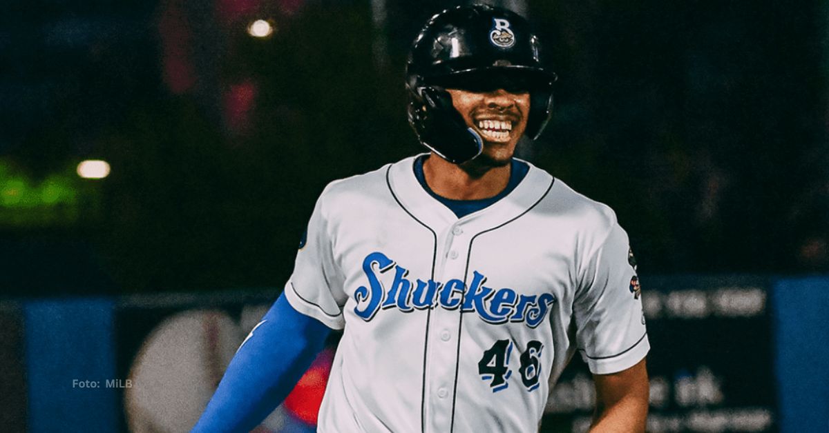 Ernesto Martínez Jr. sonriendo con la sucursal Doble-A de Milwaukee Brewers